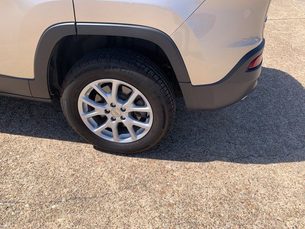 Used 2015 Jeep Cherokee Latitude w/ Comfort/Convenience Group AWD/4WD image 26