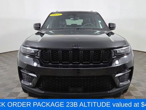 Used 2023 Jeep Grand Cherokee Altitude image 2