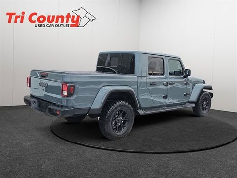Used 2025 Jeep Gladiator Sport image 8