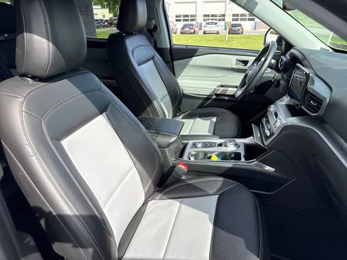 Used 2023 Ford Explorer XLT w/ Equipment Group 202A AWD/4WD image 13