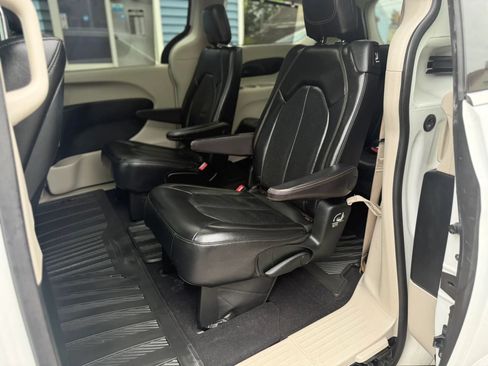 Used 2018 Chrysler Pacifica Touring-L Plus w/ Advanced Safetytec Group FWD image 37