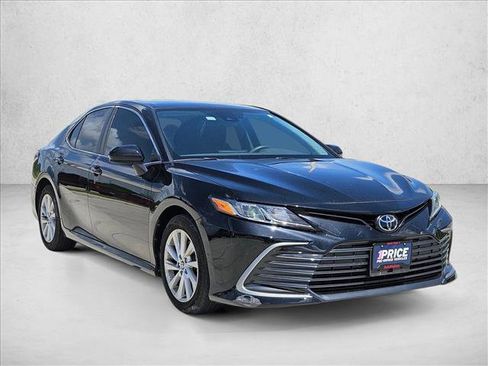 Used 2022 Toyota Camry LE FWD image 3