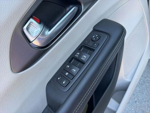 Used 2024 Chrysler Pacifica Touring-L image 22