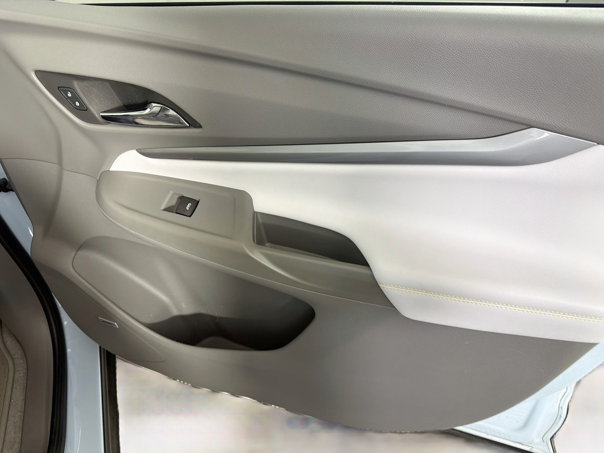 Used 2023 Chevrolet Bolt EUV Premier w/ Sun & Sound Package FWD image 30
