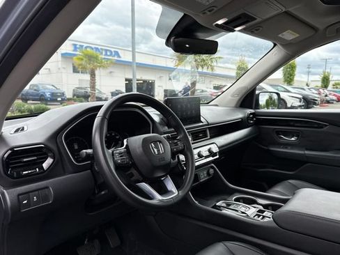 Used 2025 Honda Pilot Touring image 11