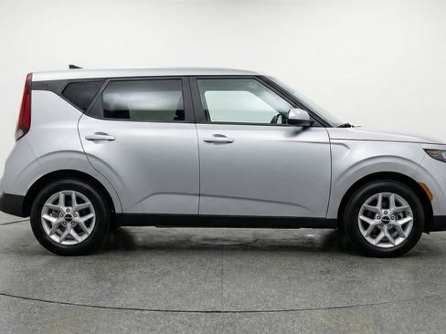Used 2025 Kia Soul LX w/ LX Technology Package FWD image 11