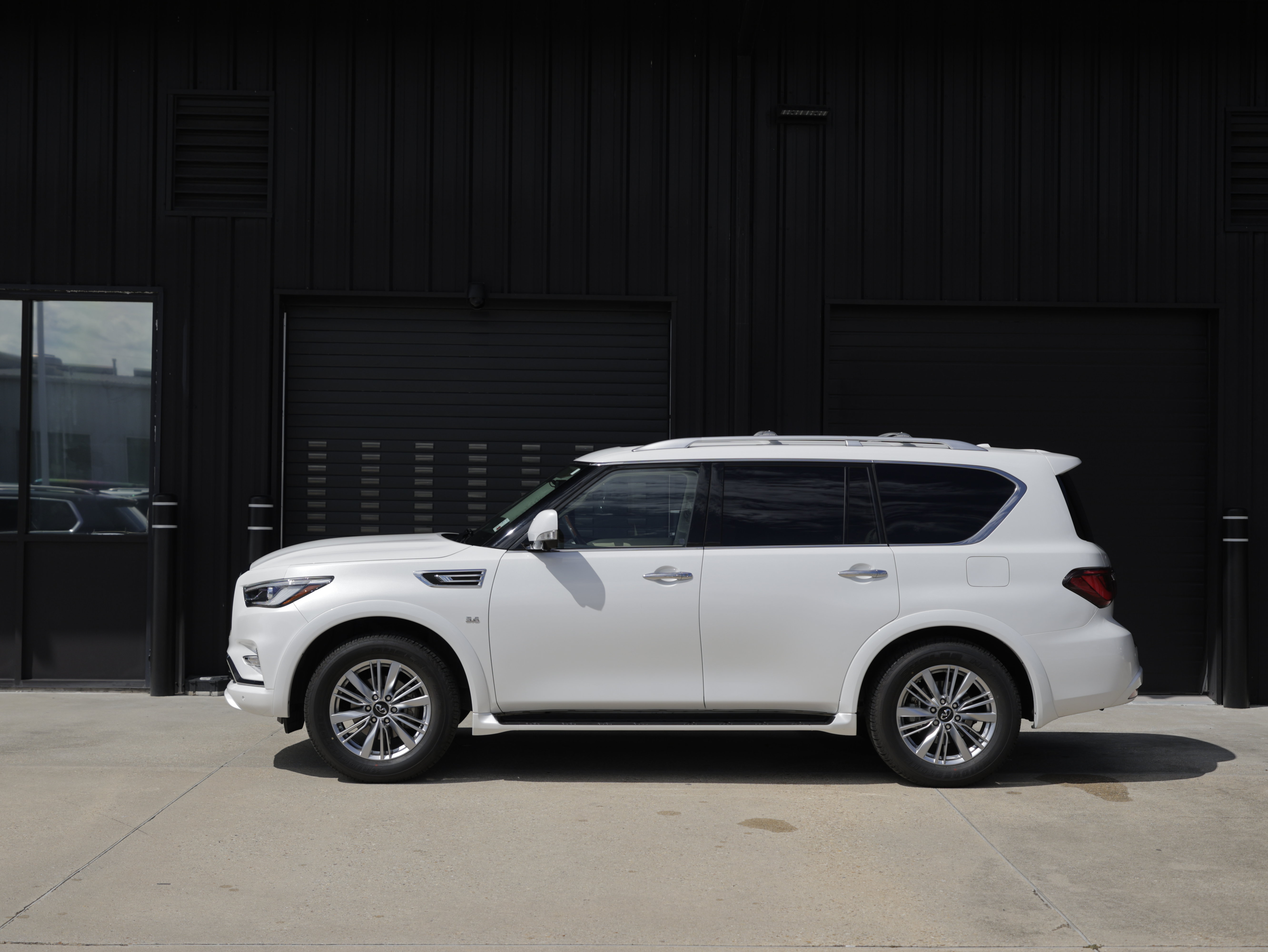 Used 2019 INFINITI QX80 Luxe w/ All-Season Package RWD image 2