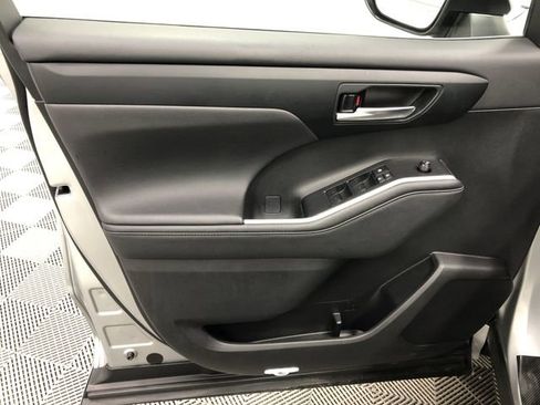 Used 2024 Toyota Highlander XLE image 12