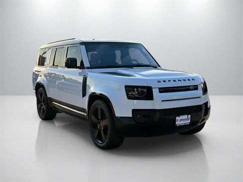 Used 2023 Land Rover Defender 130 X-Dynamic SE image 3