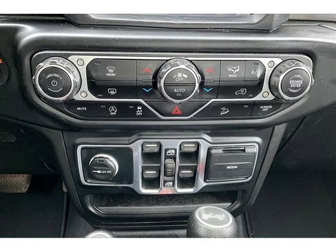 Used 2020 Jeep Wrangler Unlimited Sahara w/ Uconnect 4C Nav & Sound Group image 28