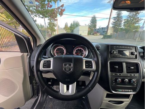 Used 2016 Dodge Grand Caravan American Value Package w/ UConnect Hands-Free Group image 7