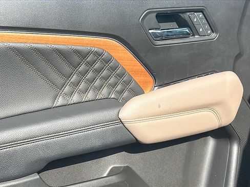 Used 2023 GMC Canyon Denali image 16