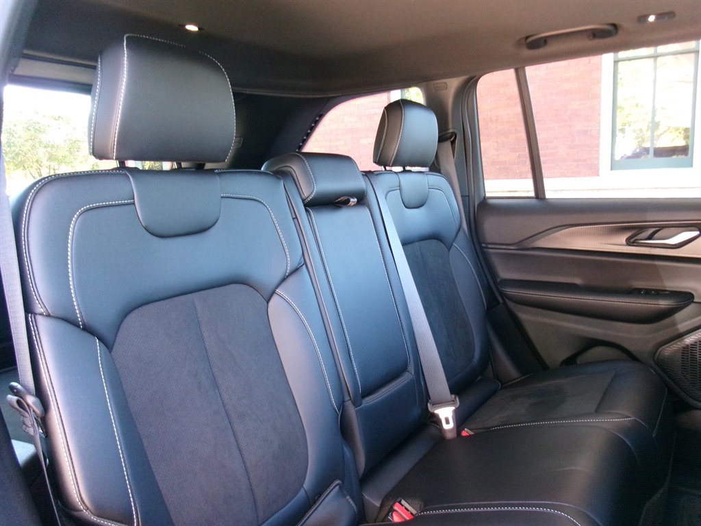 Used 2025 Jeep Grand Cherokee Altitude AWD/4WD image 26