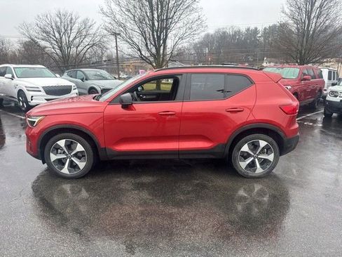 Used 2023 Volvo XC40 B5 Plus w/ Climate Package image 3