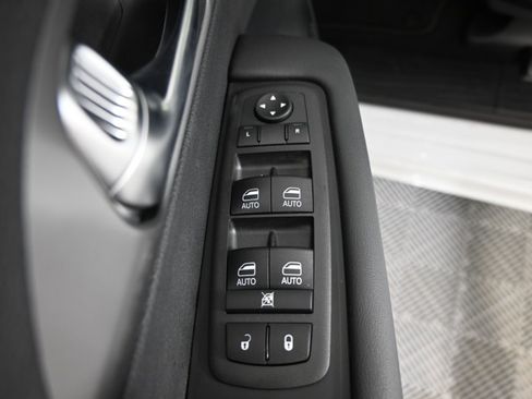 Used 2025 Chrysler Pacifica Select image 21