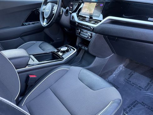 Used 2022 Kia Niro EX image 18