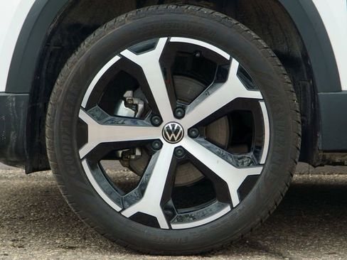 Used 2025 Volkswagen Taos SEL AWD/4WD image 12