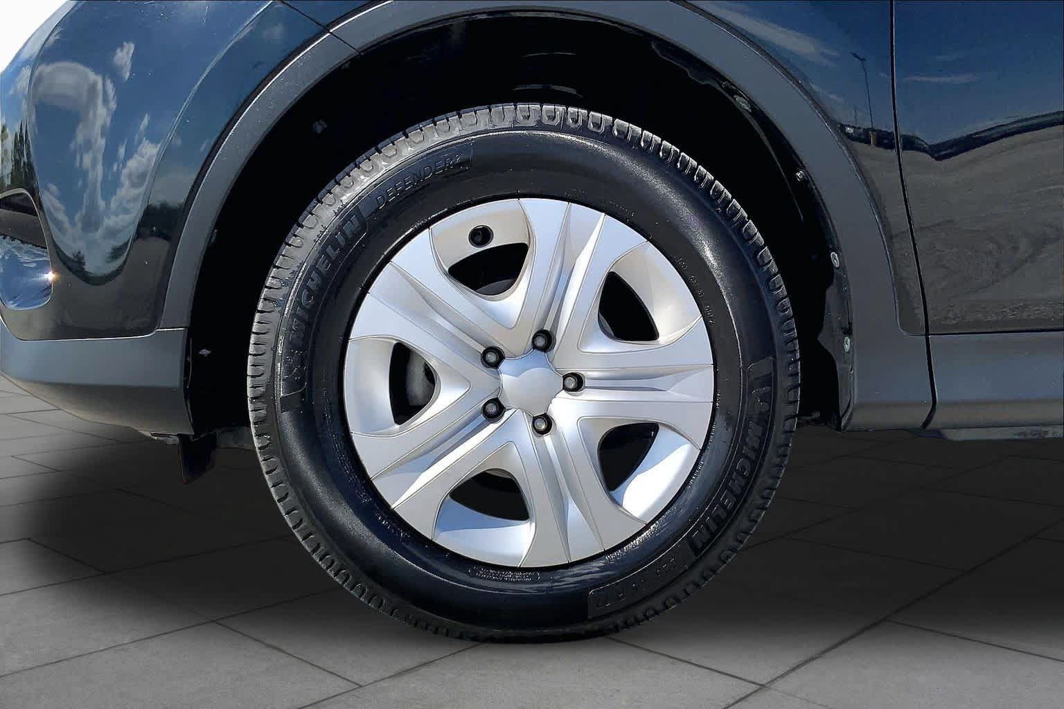 Used 2015 Toyota RAV4 LE FWD image 11