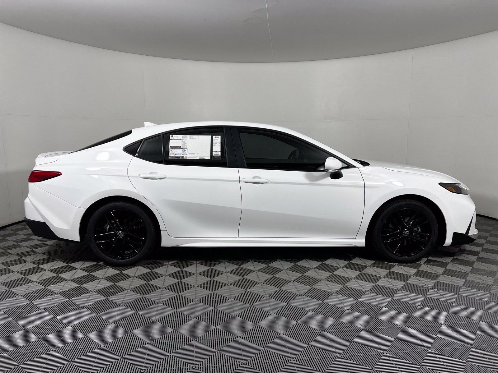 Used 2025 Toyota Camry SE w/ Convenience Package FWD image 4