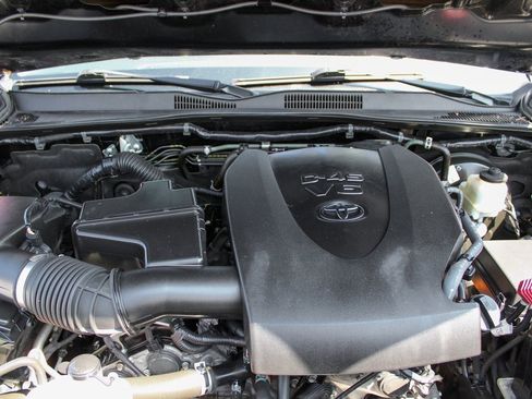 Used 2019 Toyota Tacoma TRD Sport image 11