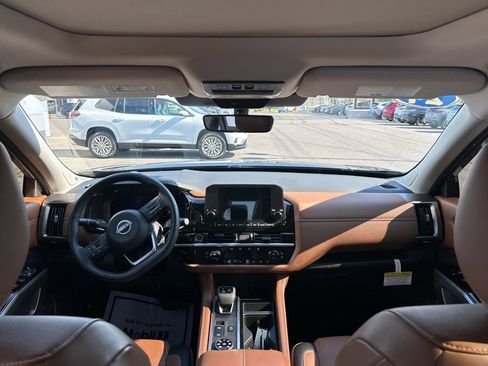 Used 2024 Nissan Pathfinder Platinum image 2