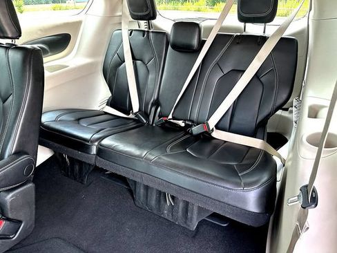 Used 2023 Chrysler Pacifica Touring-L FWD image 19