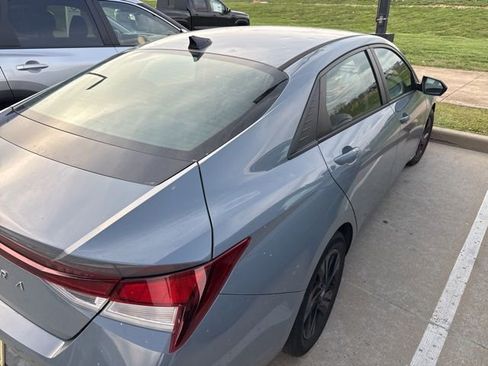 Used 2021 Hyundai Elantra SEL w/ Convenience Package image 3