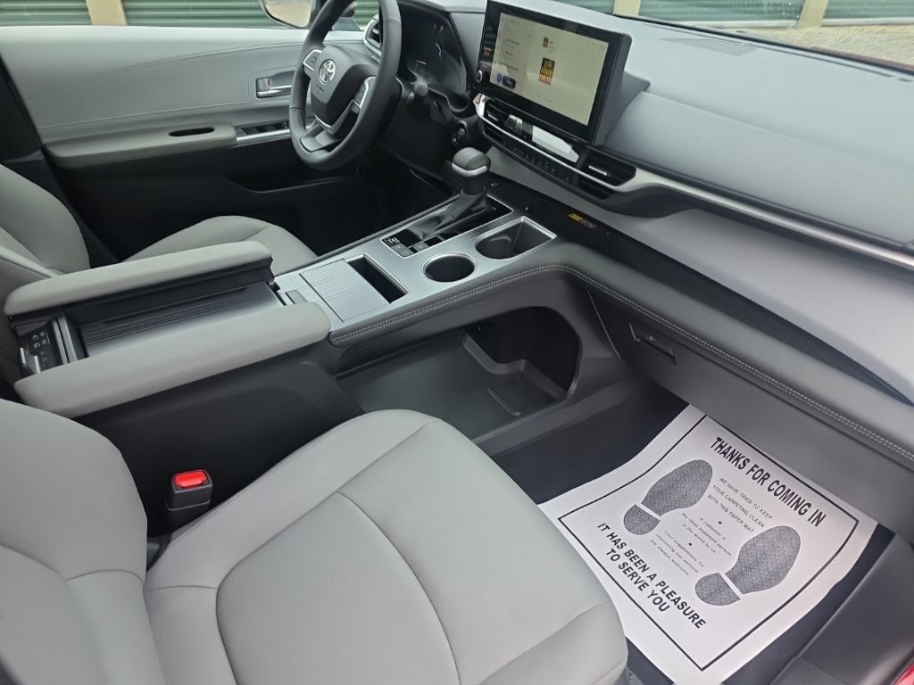 Certified 2026 Toyota Sienna XLE FWD image 18