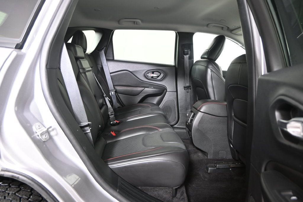 Used 2019 Jeep Cherokee Trailhawk AWD/4WD image 16