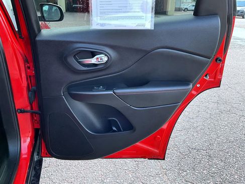 Certified 2019 Jeep Cherokee Trailhawk w/ Comfort/Convenience Group image 17