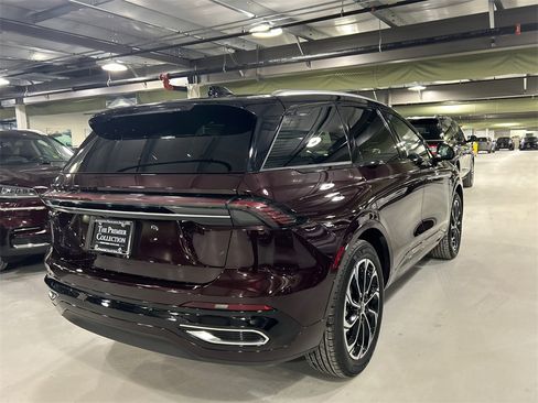 Used 2025 Lincoln Nautilus Reserve image 2