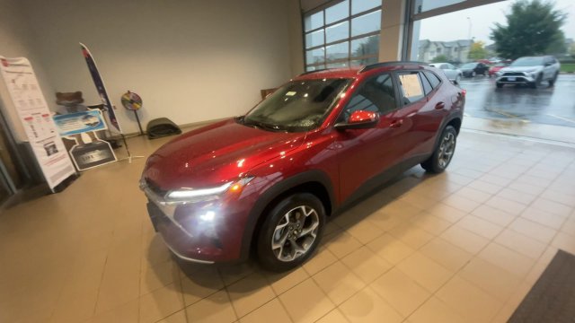 Used 2025 Chevrolet Trax LT w/ LT Convenience Package FWD image 6