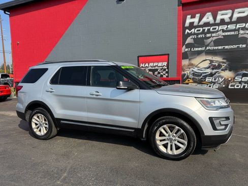 Used 2017 Ford Explorer XLT w/ Equipment Group 202A image 2