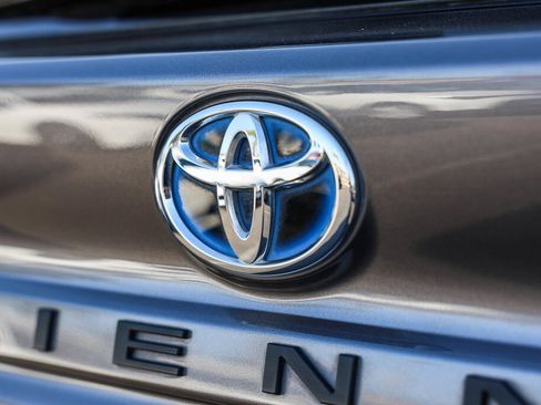 Certified 2023 Toyota Sienna LE w/ LE Plus Package FWD image 25