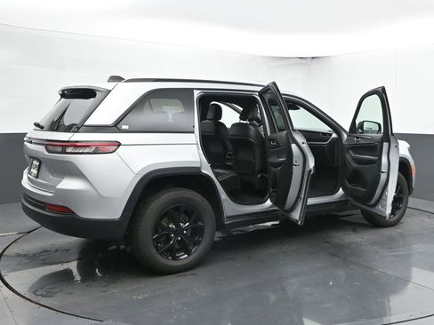 Used 2024 Jeep Grand Cherokee Altitude image 59