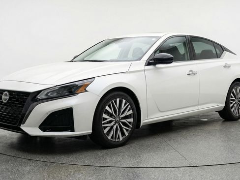 Used 2025 Nissan Altima 2.5 SV FWD image 3