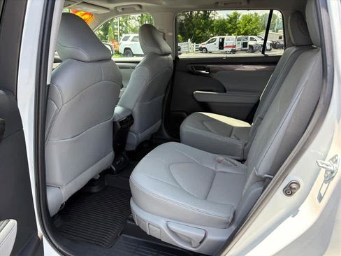 Used 2024 Toyota Highlander Limited AWD/4WD image 8