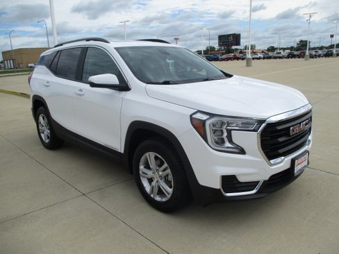 Used 2024 GMC Terrain SLE w/ Driver Convenience Package AWD/4WD image 9