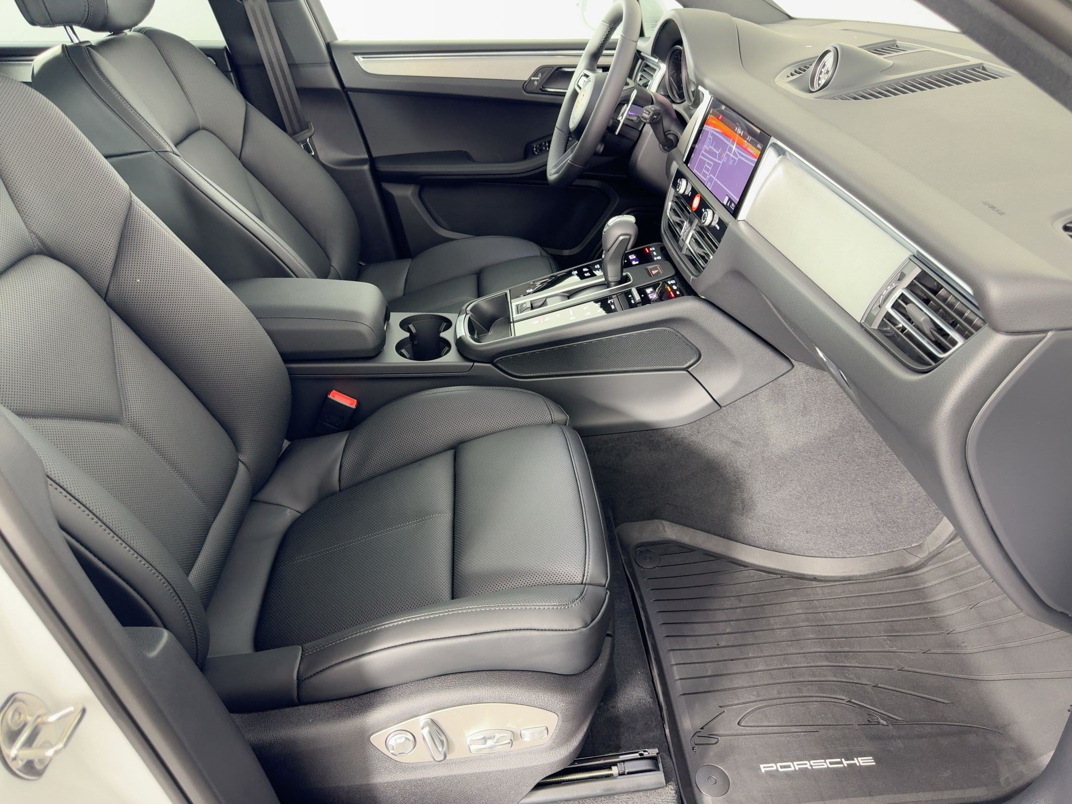 Certified 2026 Porsche Macan AWD/4WD image 30