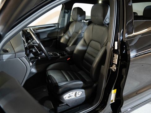 Certified 2023 Porsche Macan AWD/4WD image 5
