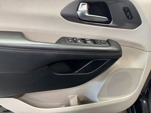 Used 2023 Chrysler Pacifica Touring-L image 25