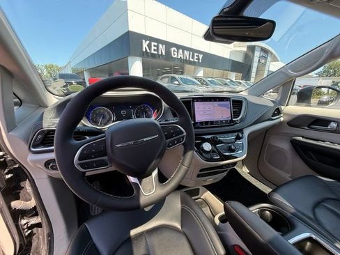 Used 2023 Chrysler Pacifica Touring-L w/ Uconnect Theater Family Group AWD/4WD image 21