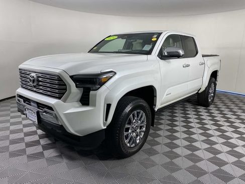 Used 2024 Toyota Tacoma Limited w/ Limited Package (LT) AWD/4WD image 4