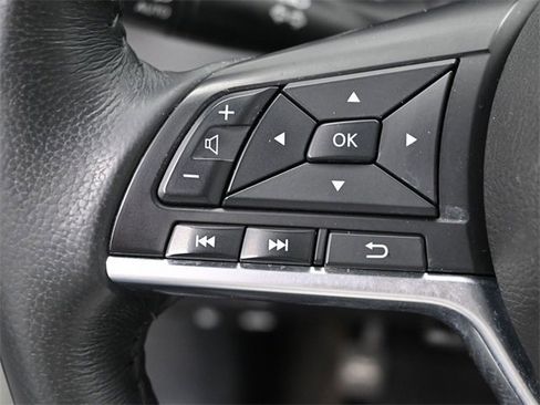 Used 2017 Nissan Rogue SV image 18