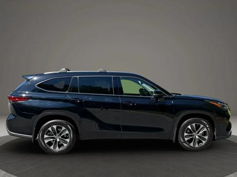 Used 2021 Toyota Highlander XLE FWD image 8