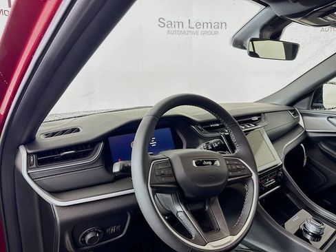 New 2025 Jeep Grand Cherokee Laredo image 8