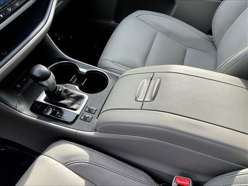Used 2016 Toyota Highlander XLE FWD image 18