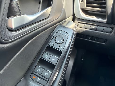 Used 2025 Nissan Rogue SV FWD image 17