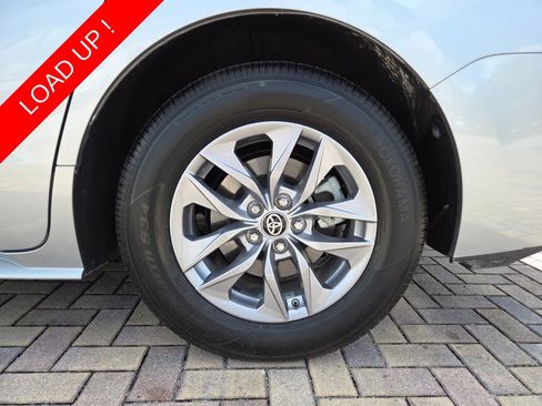 Used 2025 Toyota Sienna XLE FWD image 21