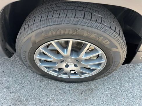 Used 2019 Jeep Cherokee Latitude Plus AWD/4WD image 17